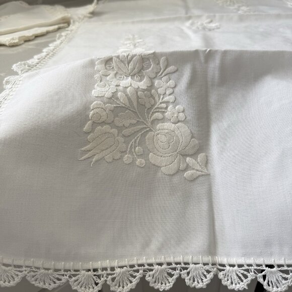 NEW Vintage Table Runner And 2 Placemats Warm White Floral Embroidered Crochet - Picture 2 of 14